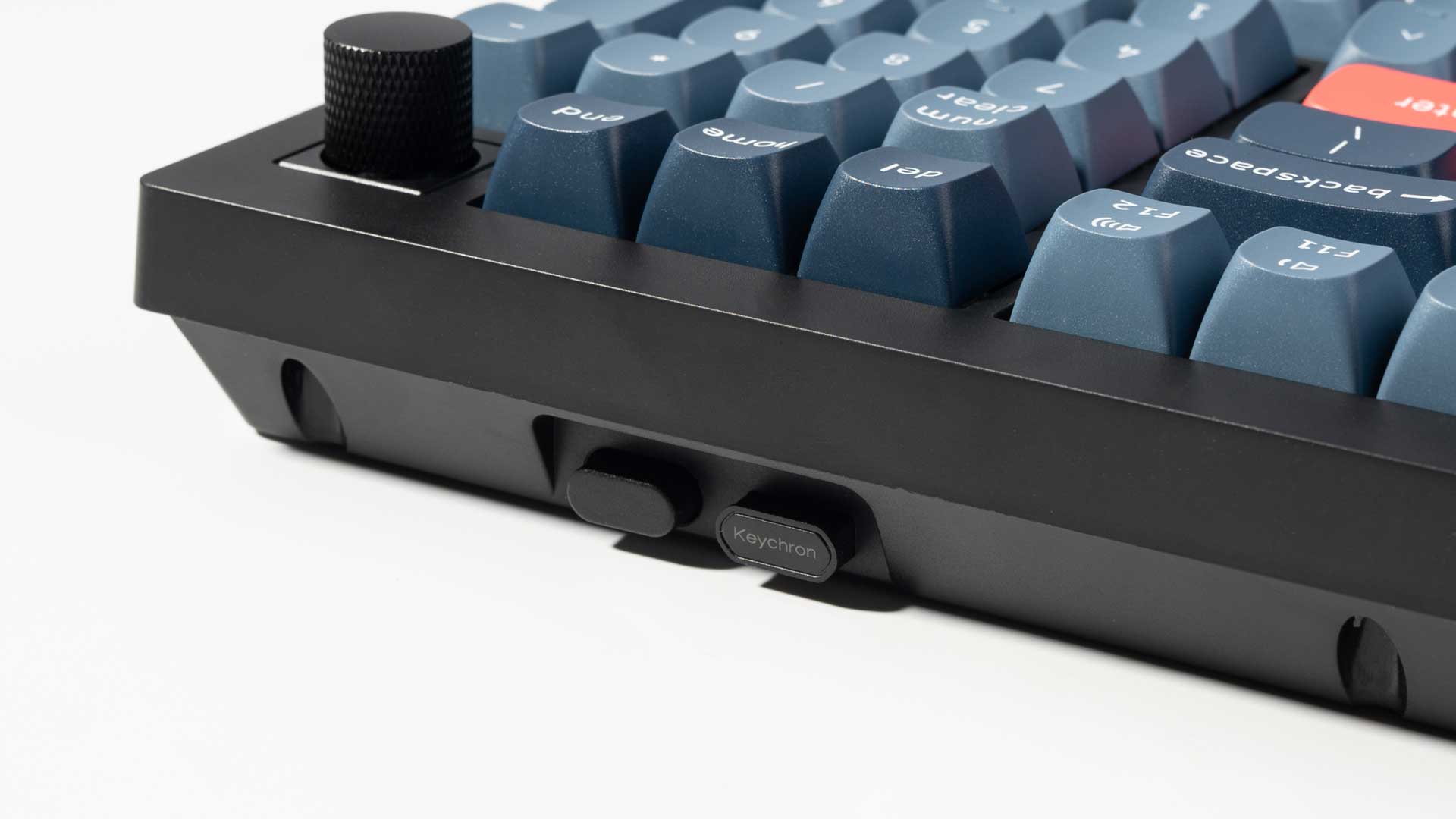 Keychron V1 Max 75% Layout QMK/VIA Wireless Custom Mechanical Keyboard dual-receivers-on-the-V5-Max-wireless-keyboard.jpg__PID:c88669e2-70d9-415a-b739-7056b93554b8