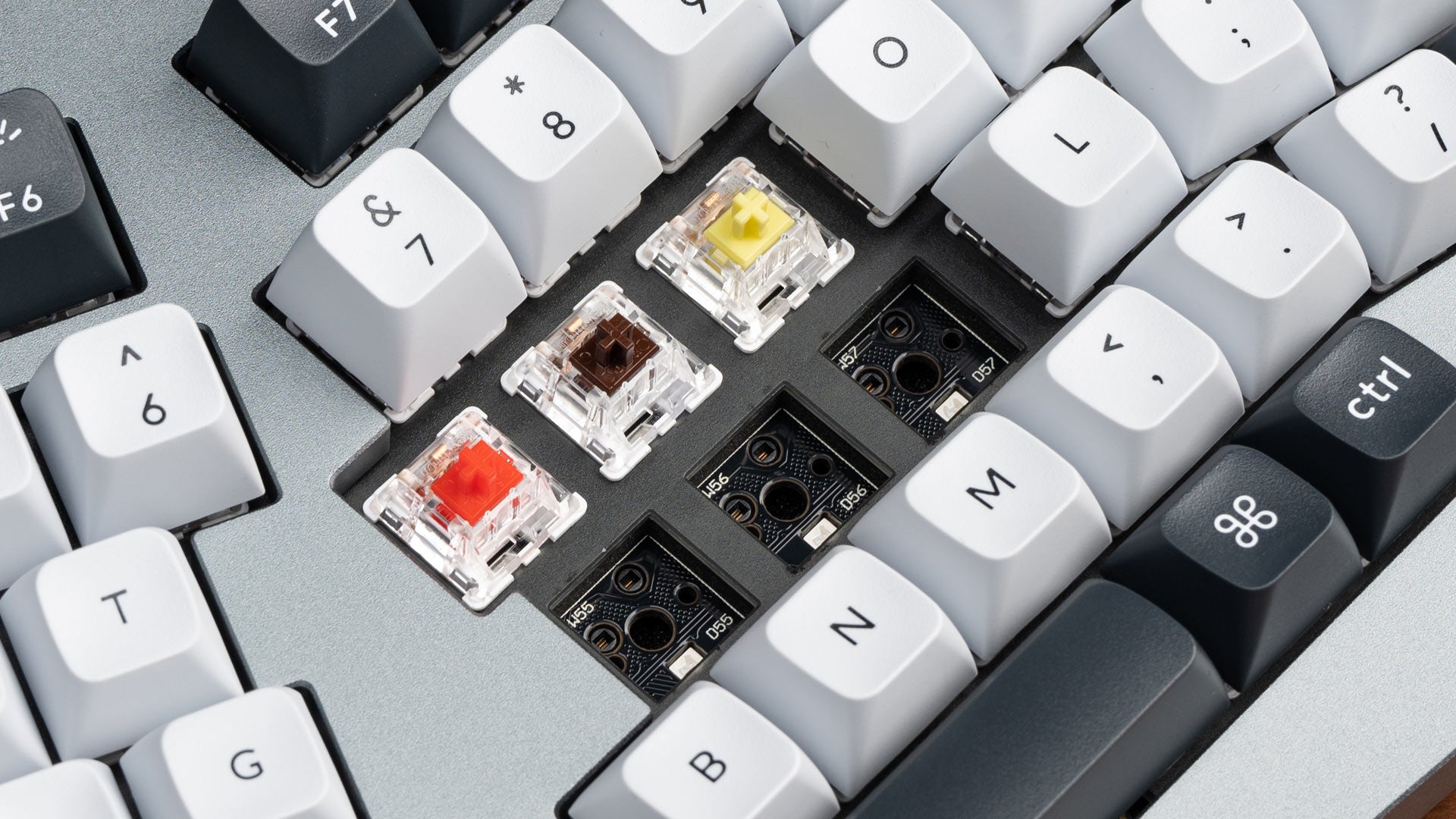 Hot-swappable feature of the Keychron Q13 Pro Hot-swappable feature of the Keychron Q13 Pro